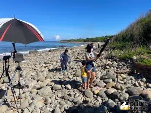 ▲上午在屏東竹坑陣地進行的「重砲保養射擊」，現場吸引不少民眾前來感受震撼體驗。（圖／記者莊全成攝，2023.08.28）