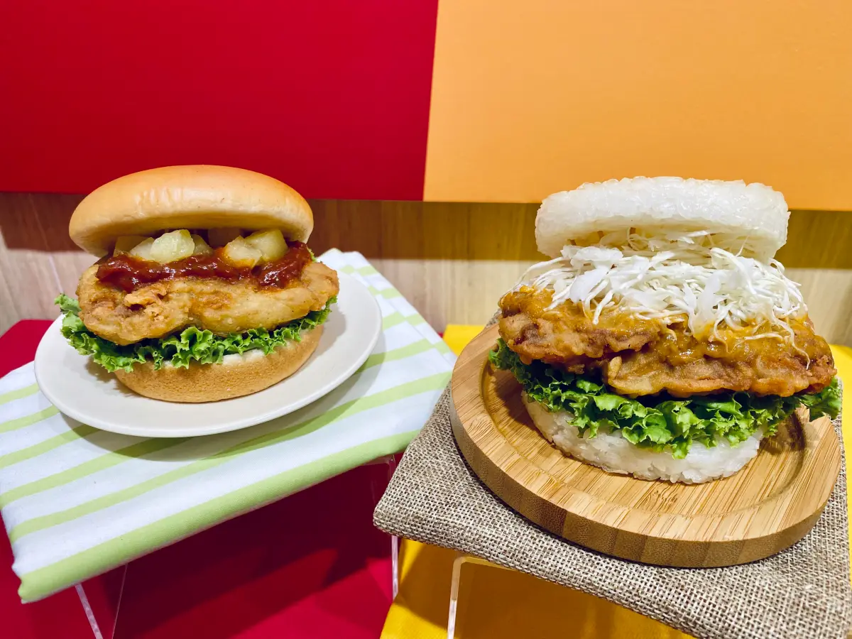 ▲開學季速食優惠，摩斯早餐漢堡＋咖啡或紅茶75元起吃飽，還有蒟蒻禮盒「買一送一」；力拚肯德基開學7款「買1送1」、及「加1元多1件蛋撻」優惠。（圖／記者蕭涵云攝）