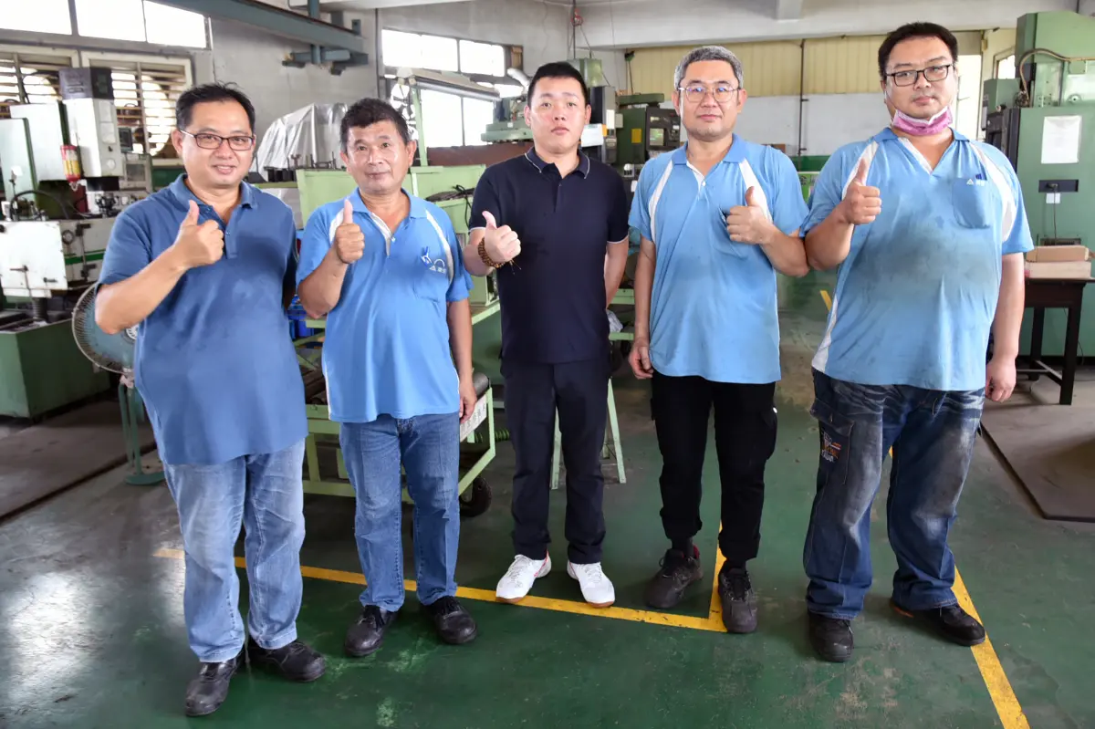 ▲現已是第三代接班的東信輕金屬董事長林彥伯(中)說，很多員工都是跟著父執輩打拼下來的老員工，想讓他們續留職場。（圖／雲嘉南分署提供）