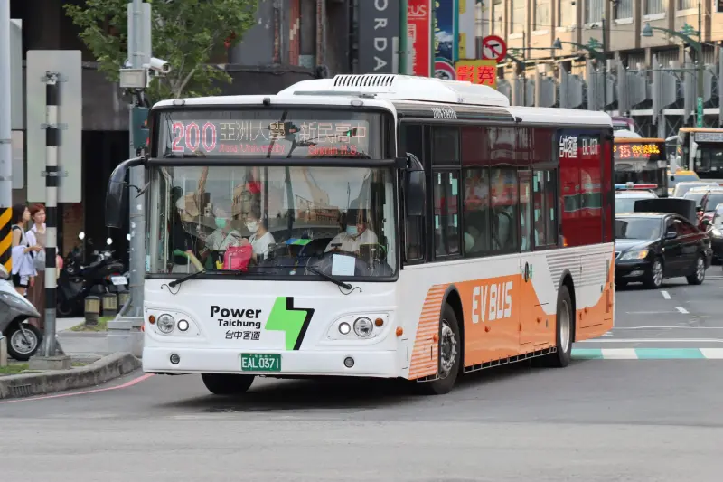 ▲因應高中職以下學校開學，幹線跳蛙公車以及區間車、繞、延駛班次將恢復服務(圖／交通局提供2023.8.28)