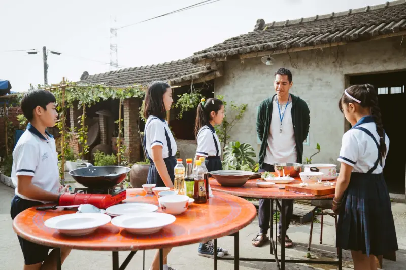 ▲阮柏皓（左一）在《百位小廚神 午餐爭霸戰》要參加學校料理大賽，求助藍正龍（右二）特訓廚藝。（圖／紅衣小女孩股分有限公司）