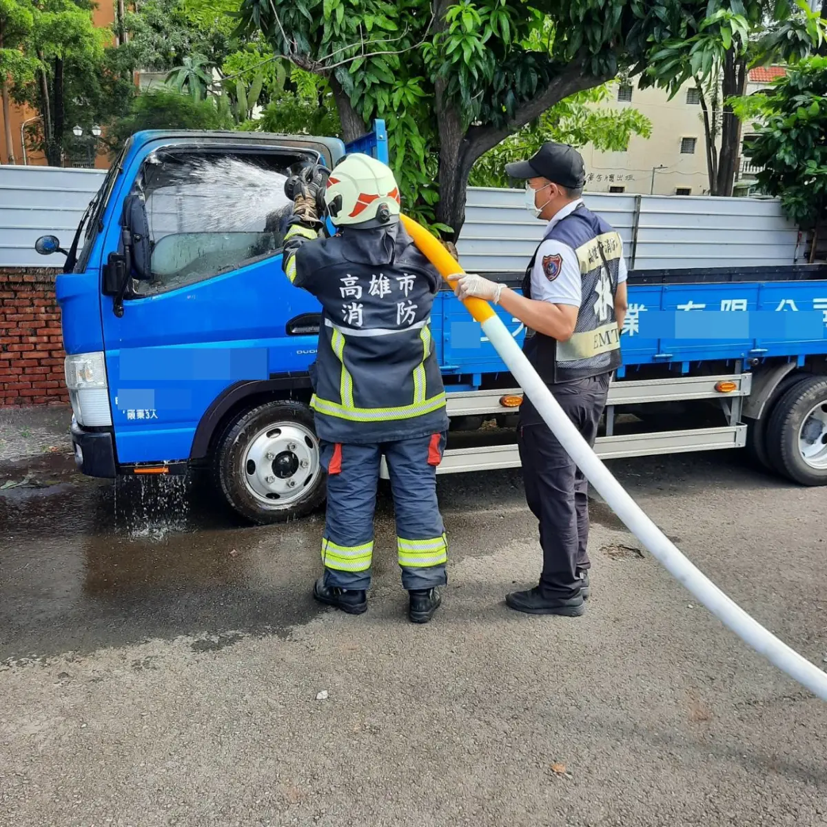 ▲高雄市三民區義永寺旁停車場傳出火燒車事件，消防局前往撲滅火勢。（圖／翻攝畫面）