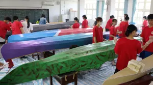 進行「海上成年禮」獨木舟划行挑戰前,長濱國中的畢業生必須花一個月的時間,分組合作共同造舟,從無到有做出4艘格陵蘭骨架蒙皮舟。(圖/記者葉志明攝) ▲進行「海上成年禮」獨木舟划行挑戰前,長濱國中的畢業生必須花一個月的時間,分組合作共同造舟,從無到有做出4艘格陵蘭骨架蒙皮舟。(圖/記者葉志明攝)