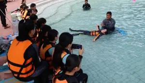 ▲學生下海浮潛前，教練先在戲水池示範基本動作，並進行裝備安全與自救教學。（圖／記者葉志明攝）
