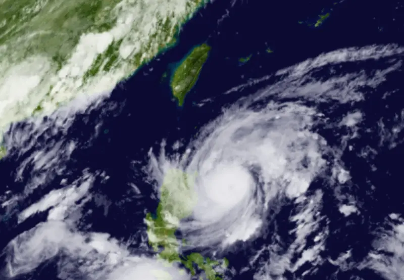 ▲蘇拉颱風逼近，環境部今（28）日表示，中部地區位於背風側，空品短期恐惡化，提醒民眾避免外出。（圖／翻攝向日葵8號衛星）
