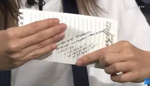▲香港女星Katrina（陳珮欣）公開韓團前男友的手寫情書。（圖／翻攝ViuTV）