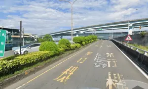 新北城林橋恐怖車禍！混凝土車擦撞機車　釀女騎士捲車底右腿遭輾
