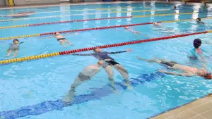 ▲台北市福星國小學童在游泳池內練習仰漂。（圖／記者葉志明攝影）