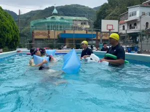 尖石國小用親水體驗池教導學童如何親水與自救。(圖/許瓊云教授提供) ▲尖石國小用親水體驗池教導學童如何親水與自救。(圖/許瓊云教授提供)