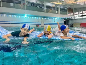 ▲在日本，「著衣入水」學游泳是必備的課程之一。（圖／伊藤萬游泳學校提供）