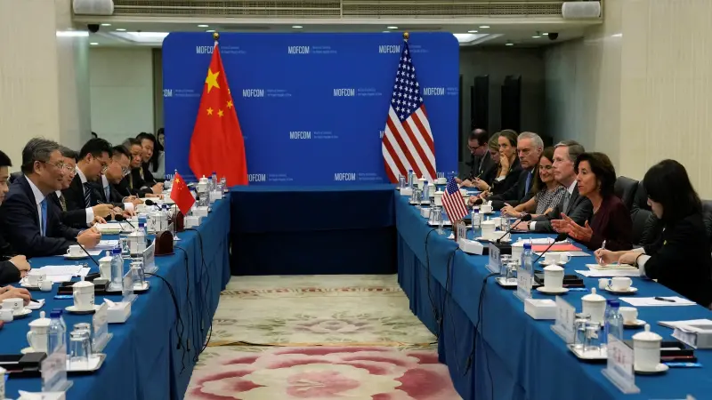 ▲美國商務部長雷蒙多到訪中國，與包含中國商務部長王文濤在內的一眾官員會晤。（圖／美聯社／達志影像）