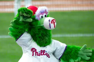 ▲費城人吉祥物Phillie Phanatic，是大聯盟超高人氣吉祥物，它跟大谷翔平互動，十分有趣。（圖／美聯社／達志影像）