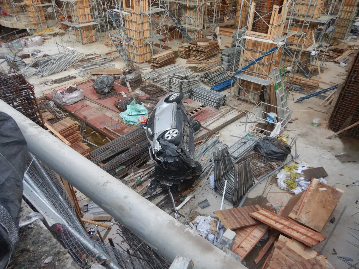 ▲吳男清晨，開車載張姓女子，途中疑因不勝酒力，先自撞人行道護礅後，再衝進興富發工地地下3層(圖／民眾提供2023.8.29)