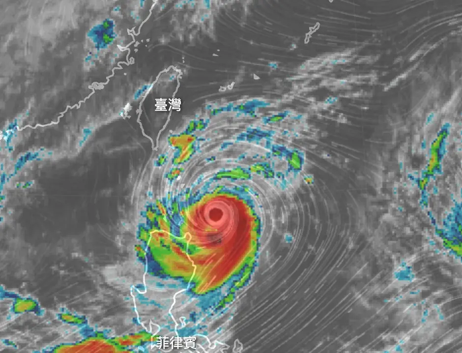 ▲蘇拉颱風結構完整，持續逼近台灣，氣象達人彭啟明表示，首當其衝的台東、恆春半島都要小心停班課，台南、高雄等南部地區可能較難連放2天假。（圖／翻攝NCDR）