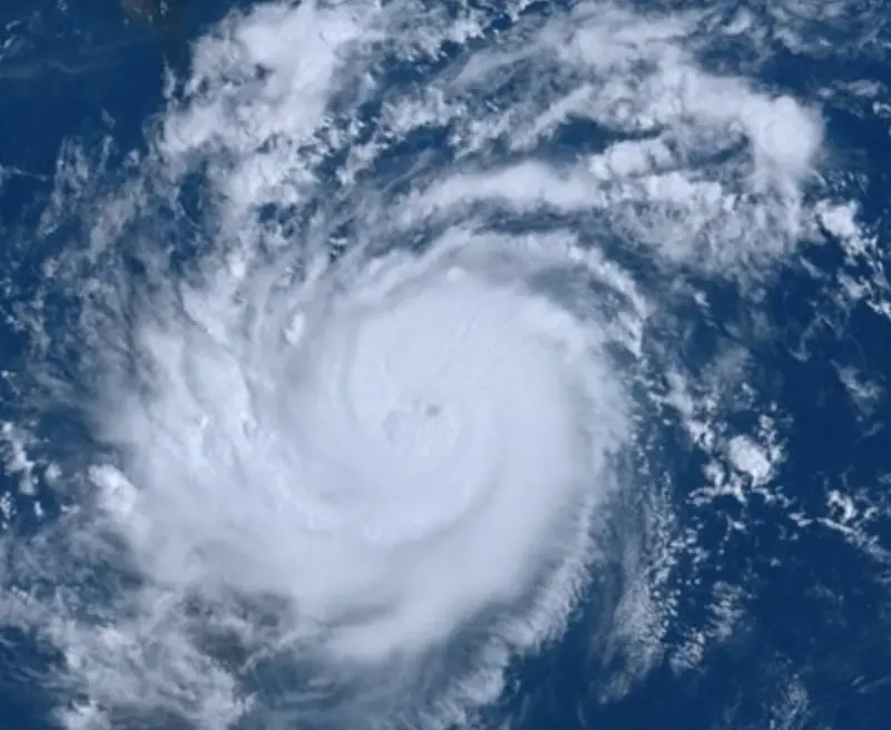 ▲今年第9號颱風「蘇拉」來勢洶洶，目前朝巴士海峽前進，中央氣象局預估今日14:30將發布陸上颱風警報。（圖／翻攝向日葵8號衛星）