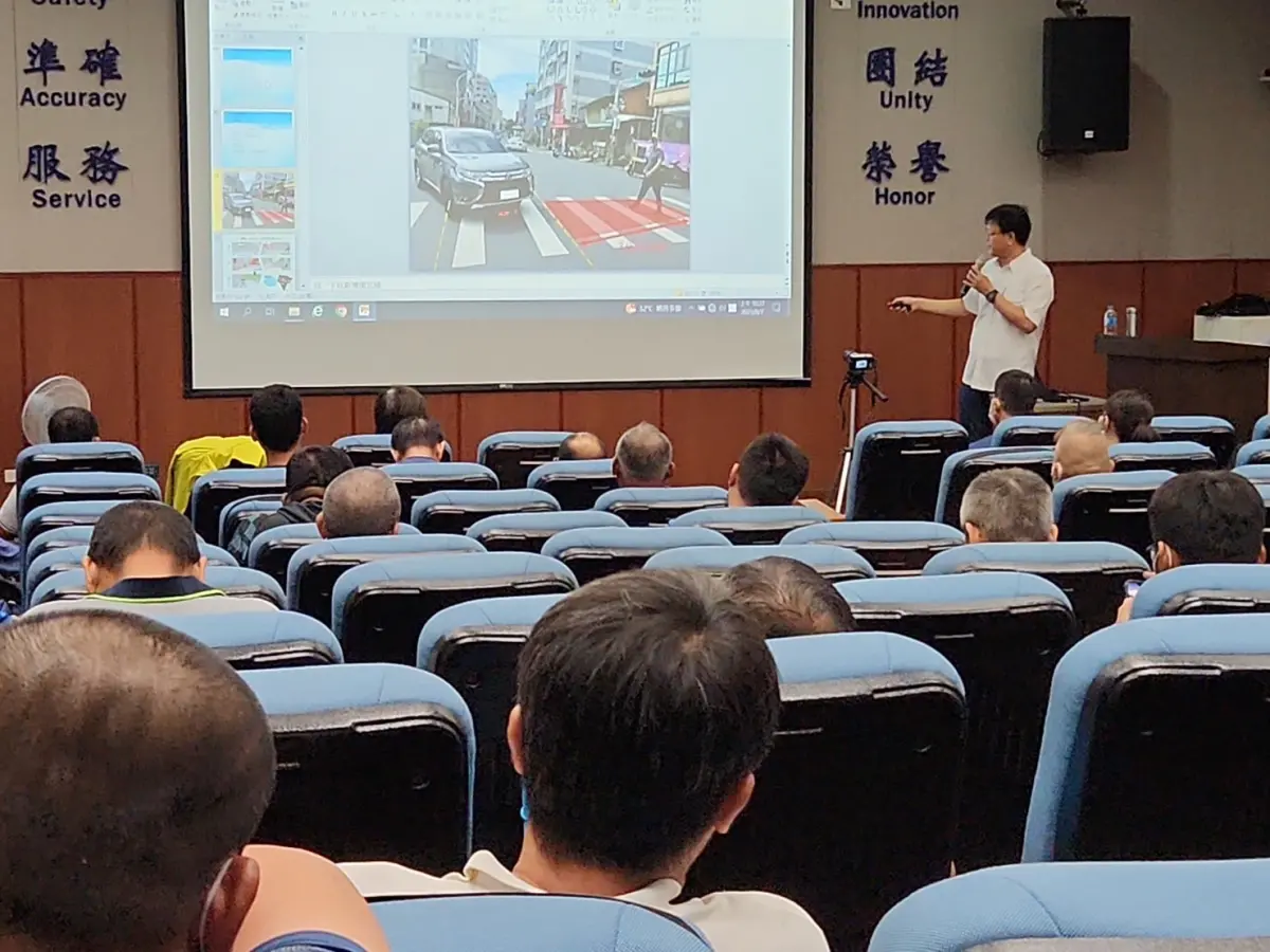 ▲高市警局交通大隊這次特別將停讓行人列為講解重點，提醒汽機車駕駛行經路口須與行人保持3公尺以上距離（約3個枕木紋的間隔）。（圖／高市警局交通大隊提供）