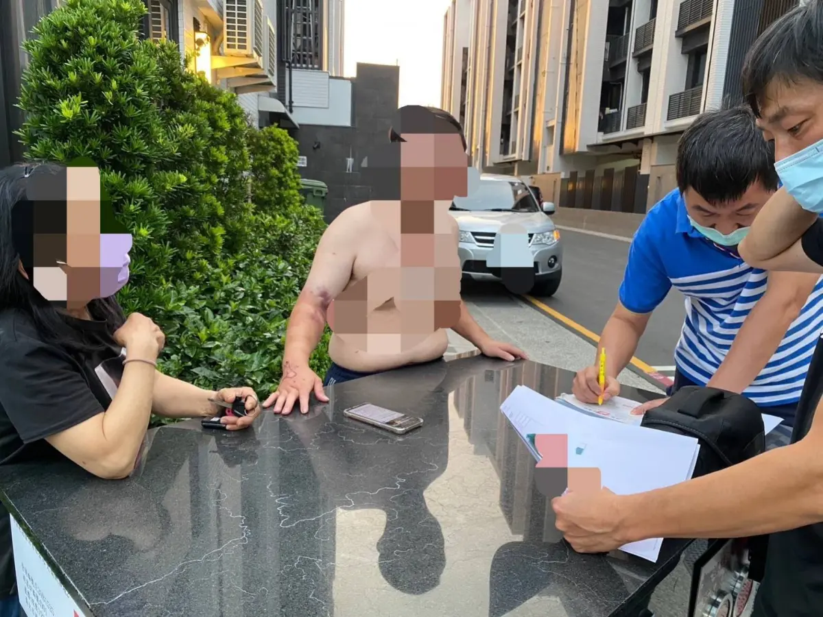 ▲鼓山分局員警日前在處理一件自摔案時發現洪男特徵與日前在輕軌違規騎車涉案之男子特徵相符，隨即於前往洪男住處依違反「大眾捷運法」開立舉發通知單予以裁罰。(圖／記者郭凱杰翻攝)