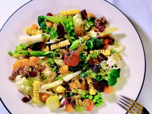 ▲簡天才的招牌菜「大地時蔬」，運用各式蔬果食材，再以最適合該料理的不同烹調方式匯聚而出。（圖／記者葉盛耀攝）