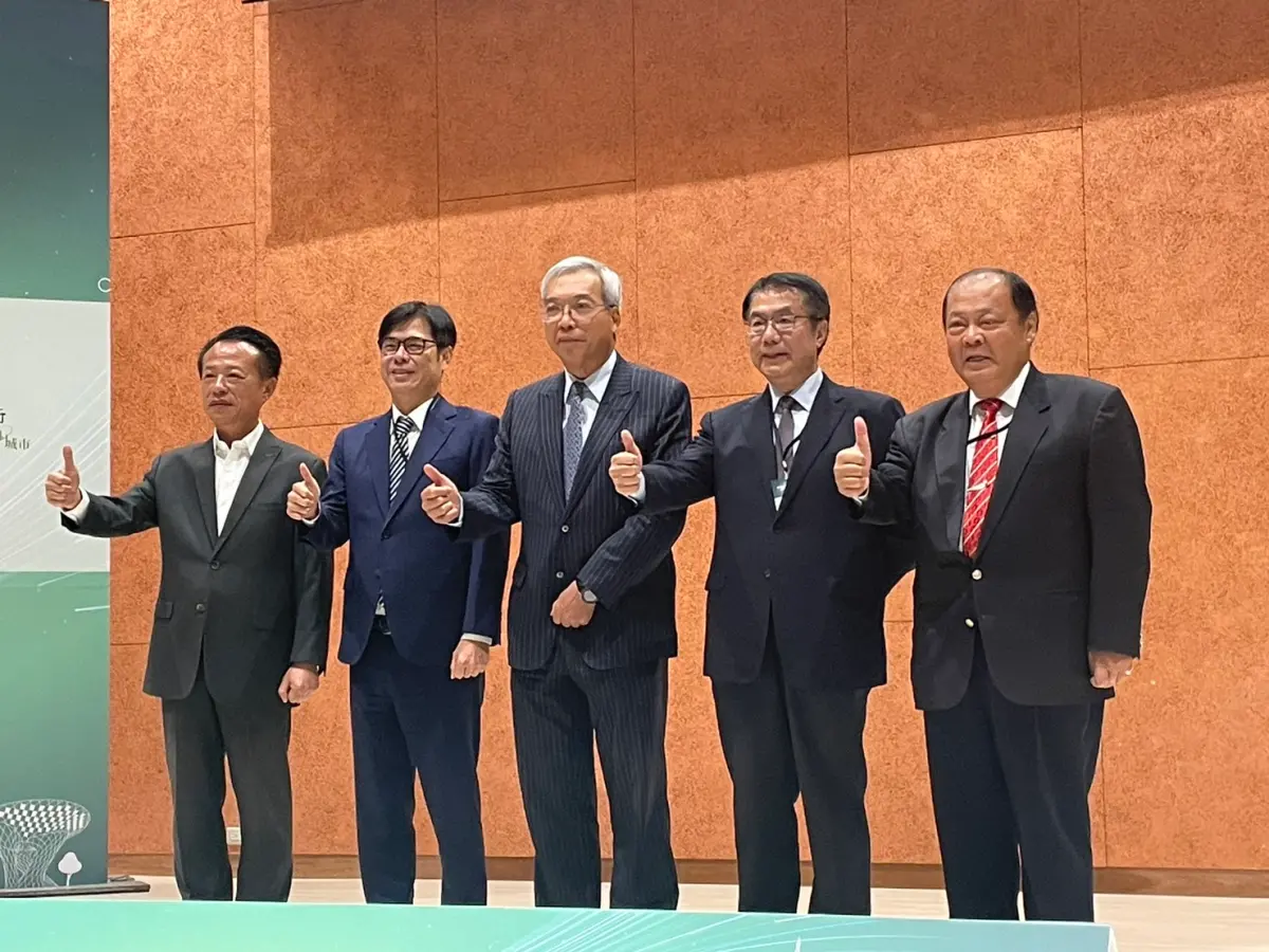 ▲(左起)嘉義縣長翁章梁、高雄市長陳其邁、大南方論壇主持人今周刊董事長謝金河、台南市長黃偉哲、澎湖縣長陳光復等人齊聚沙崙擘劃科技新未來（圖／記者林怡孜攝，2023,08,29）