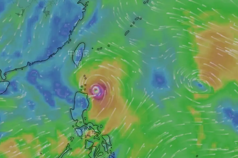 ▲「蘇拉颱風」持續逼近台灣，缺乏導引氣流的它目前正緩速往西北前進，氣象局預估在今日下午至傍晚發布「陸上警報」。（圖／翻攝NCDR）