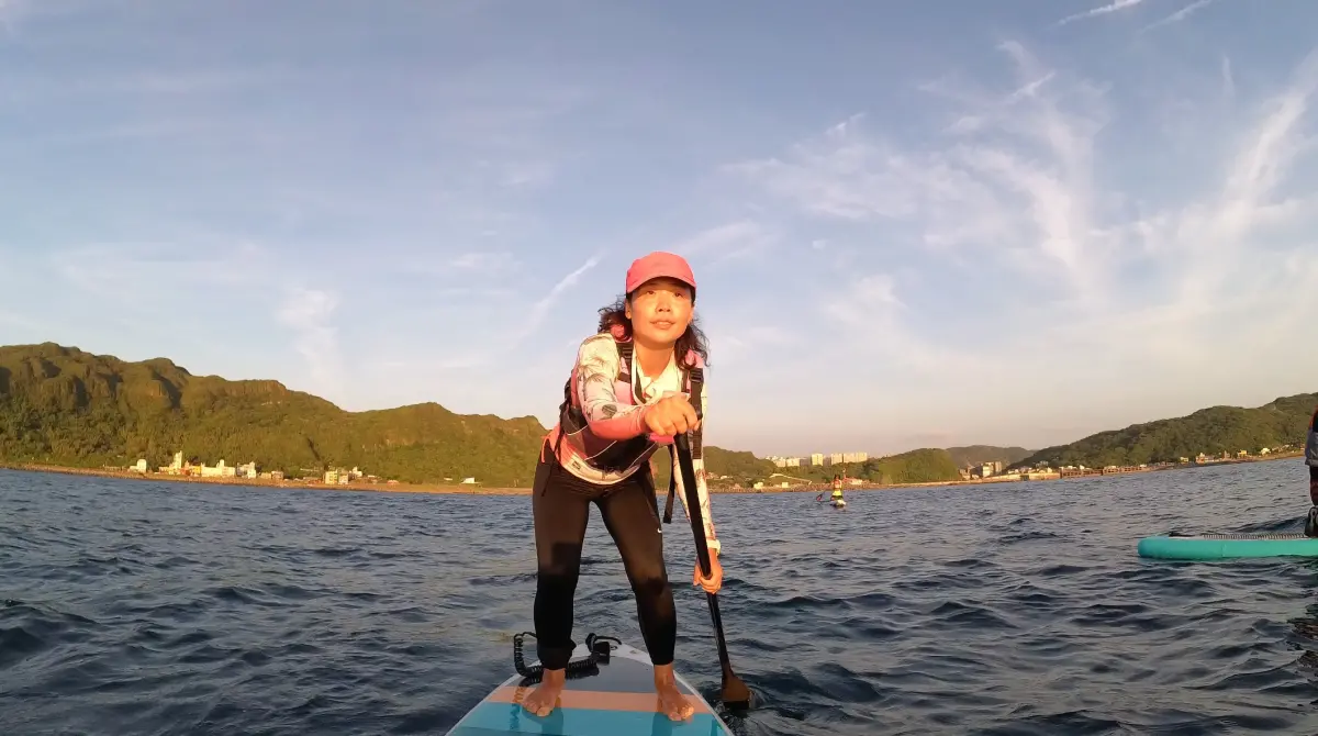 ▲水上活動玩家李青芳，原是兼職當泌乳師的家庭主婦，小時候曾溺水的經驗讓她一直很怕水，但現在只要有時間，她就會揪家人或朋友一起去海上划SUP。（圖／記者葉志明攝影）