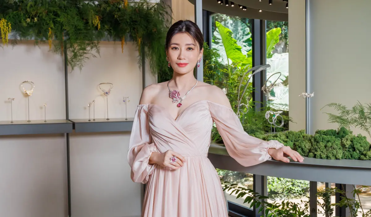 ▲賈靜雯出席Chaumet 2023年度頂級珠寶展，透露咘咘、波妞熱愛她穿公主裝但「非常多意見」，還直言「媽媽你應該要化妝，你沒有化妝穿這個很奇怪」。（圖／Chaumet提供）