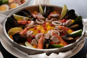 ▲地中海料理中，有最經典的「西班牙海鮮燉飯」，富含新鮮豐富的海鮮、濃郁的高湯與番紅花撲鼻香氣。（圖／大倉久和提供）
