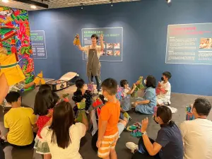 ▲新住民及其子女在「玩轉偶戲大挑戰」活動中了解台灣偶戲文化。（圖／移民署）