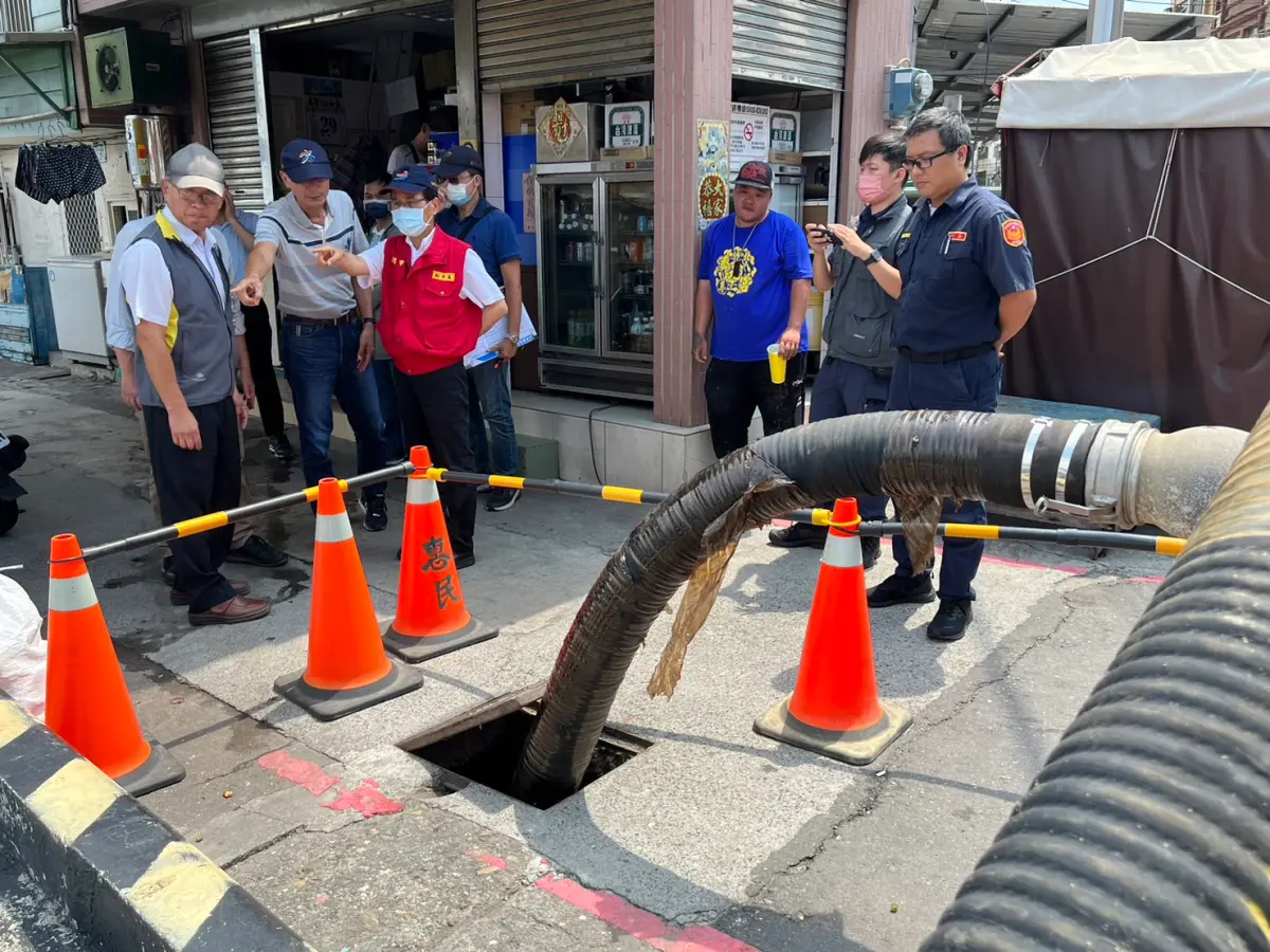 ▲蘇拉颱風來襲且遇年度大潮，高雄市副市長林欽榮視察防颱整備工作。（圖／高雄市水利局提供）