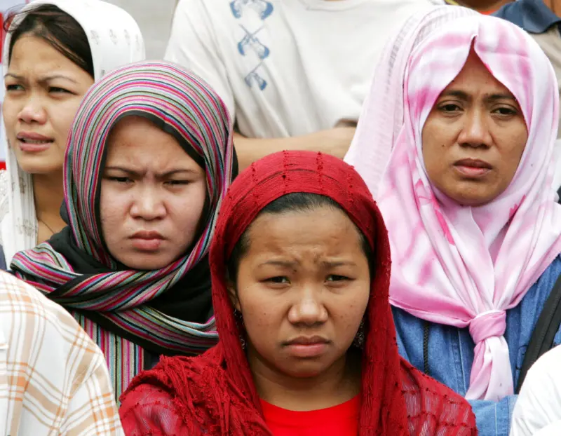 ▲印尼一所學校校長今天表示，校內一名老師指責14名穆斯林女學生的伊斯蘭頭巾沒包好，隨後便擅自剃掉女學生的部分頭髮。示意圖。（圖／美聯社／達志影像）