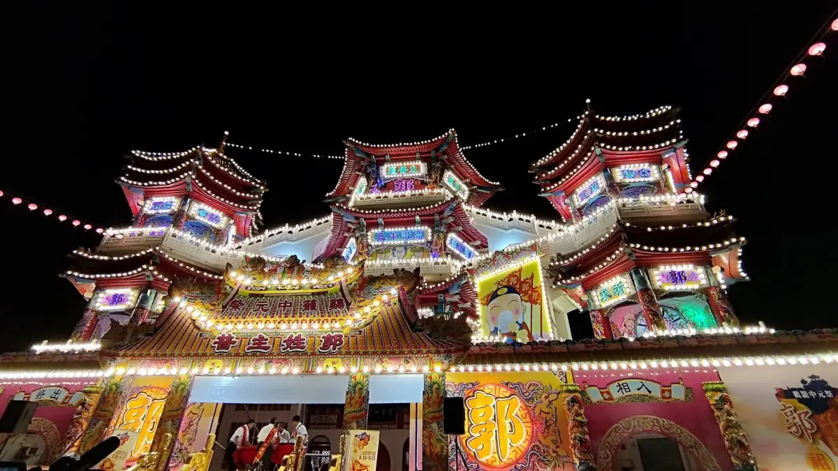 ▲2023癸卯年雞籠中元祭典中，8月27日的開燈放彩開燈放彩，絢爛場景與氣勢吸引不少民眾，今（29）日則將舉行另一重要亮點放水燈。（圖／基隆市政府提供）