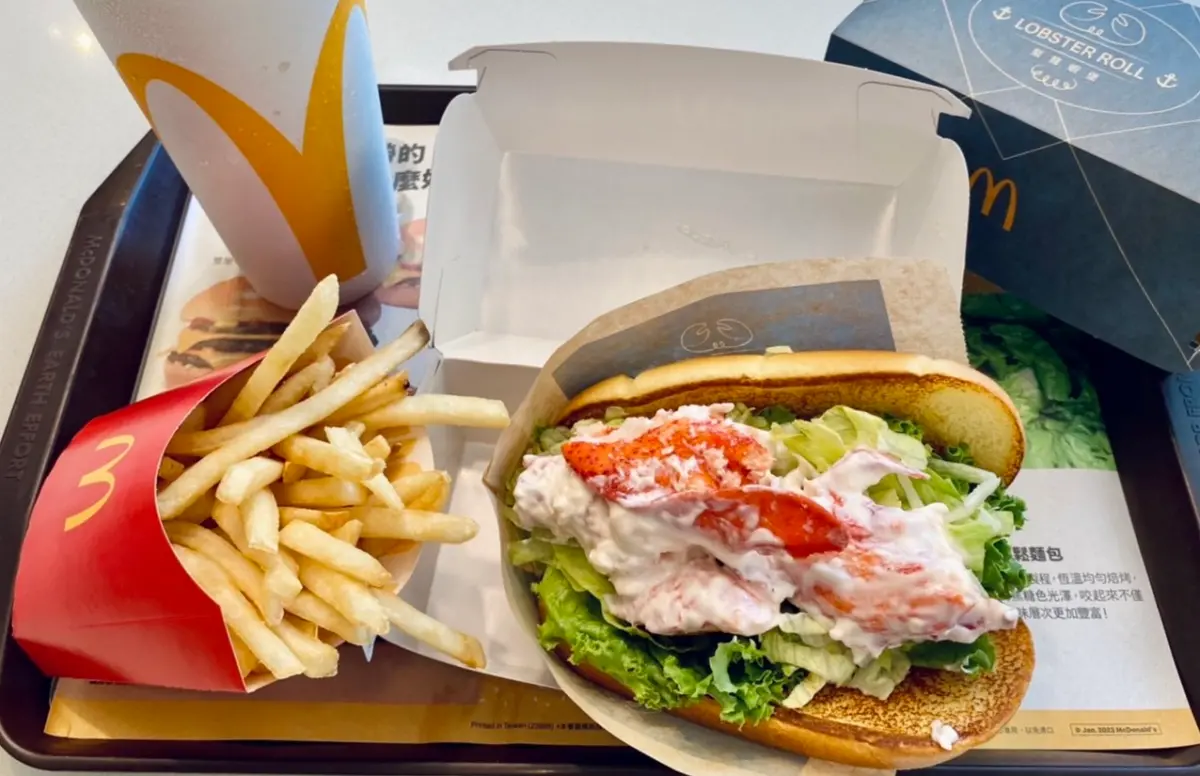 ▲麥當勞日前重磅推出「鰲龍蝦堡」，即便一份套餐要價450元，但仍然受到消費者喜愛。（圖／記者蕭涵云攝）