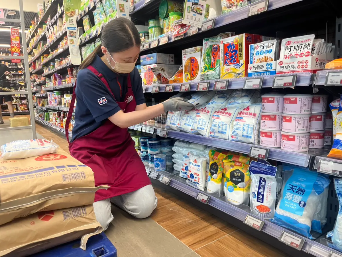 ▲全聯業者表示，近3天鹽巴銷量同期增長3倍，店員加緊手腳補貨。（圖／記者鍾怡婷攝）