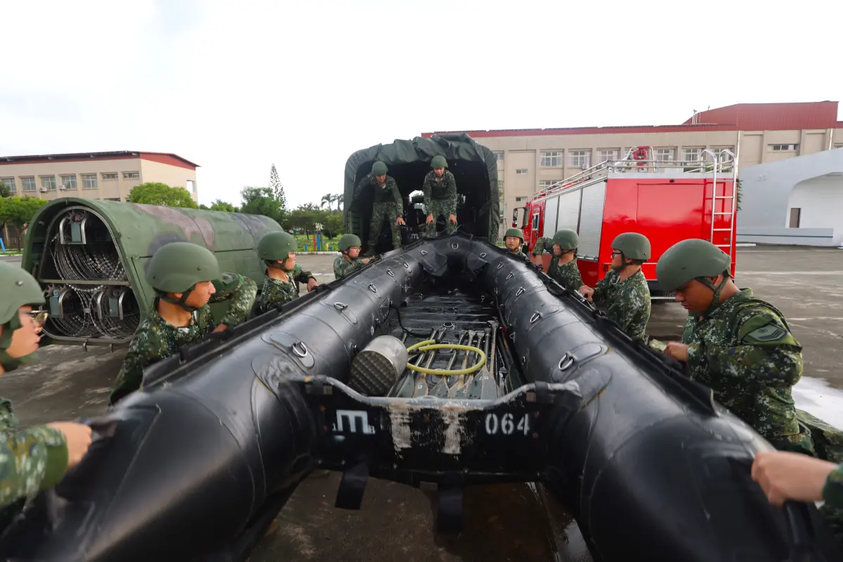 ▲54工兵群官兵合力將舟艇搬運上車，待命執行救災任務。（圖／第四作戰區提供）