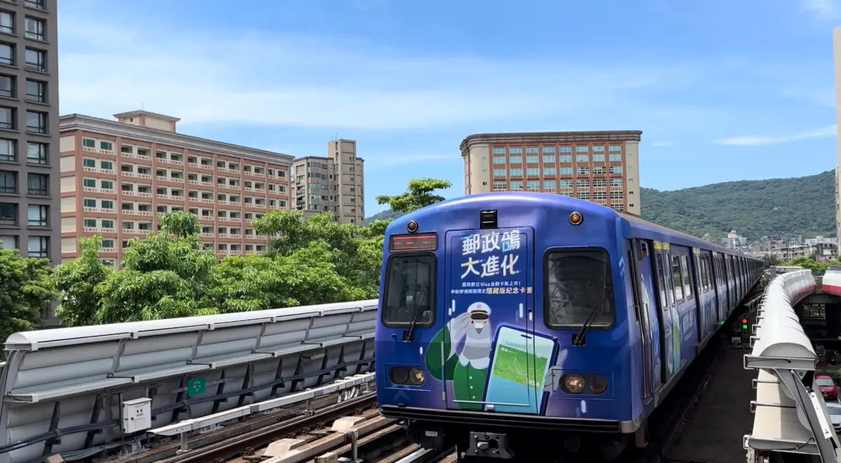 ▲即日起至9/22，只要搭乘臺北捷運淡水信義紅線，就有機會可以遇到我們可愛的數位鴿捷運列車！（圖／中華郵政）