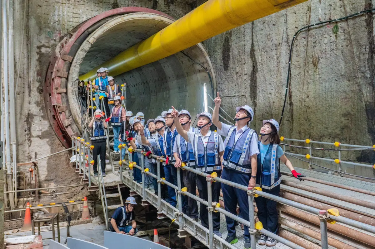 ▲桃捷運綠線首段隧道完成貫通，市長張善政今天前往視察。（圖／桃園市政府提供）