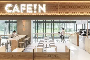 ▲時髦咖啡品牌「CAFE!N」與韓國知名戶外品牌 Helinox 跨界合作，將戶外限定的露營椅移至城市裡的咖啡場域。（圖／誠品提供）