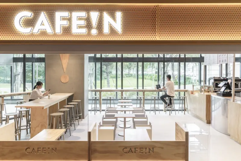 ▲時髦咖啡品牌「CAFE!N」與韓國知名戶外品牌 Helinox 跨界合作，將戶外限定的露營椅移至城市裡的咖啡場域。（圖／誠品提供）