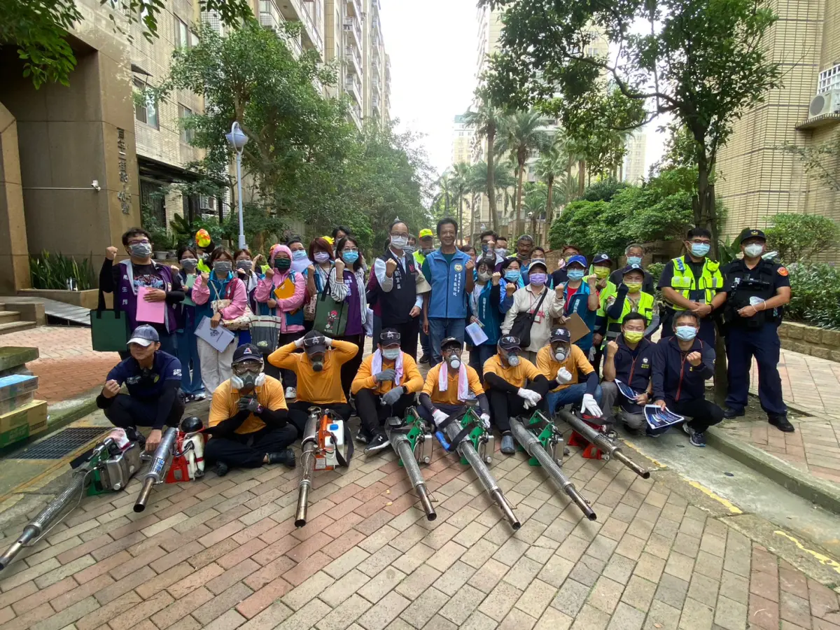 ▲桃園市府啟動跨局處防疫，衛生局、環保局、警察局與鄰里於29日動員進行孳清工作與家戶內化學性噴藥作業，防止病媒蚊孳生及疫情擴散。（圖／桃園市政府衛生局提供）