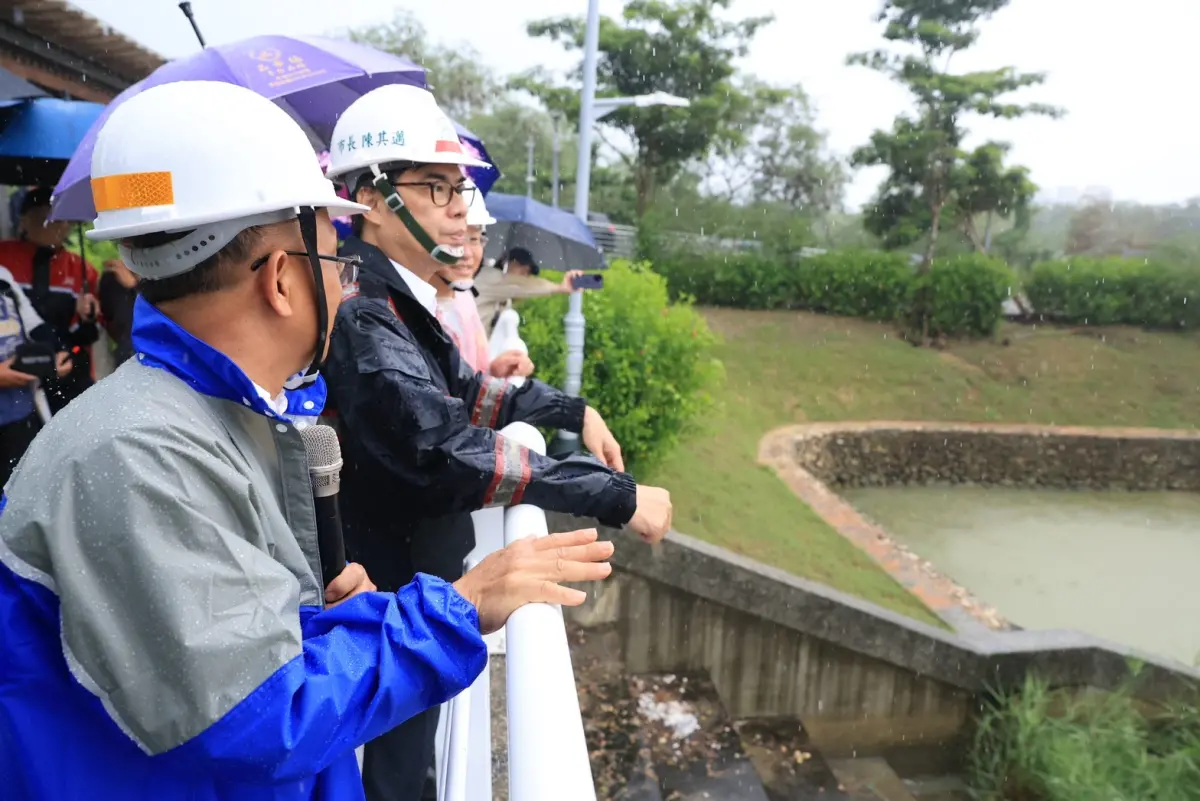 ▲蘇拉颱風來襲市長陳其邁今天下午前往鼓山區視察柴山防汛整備。(圖／高市府水利局提供)