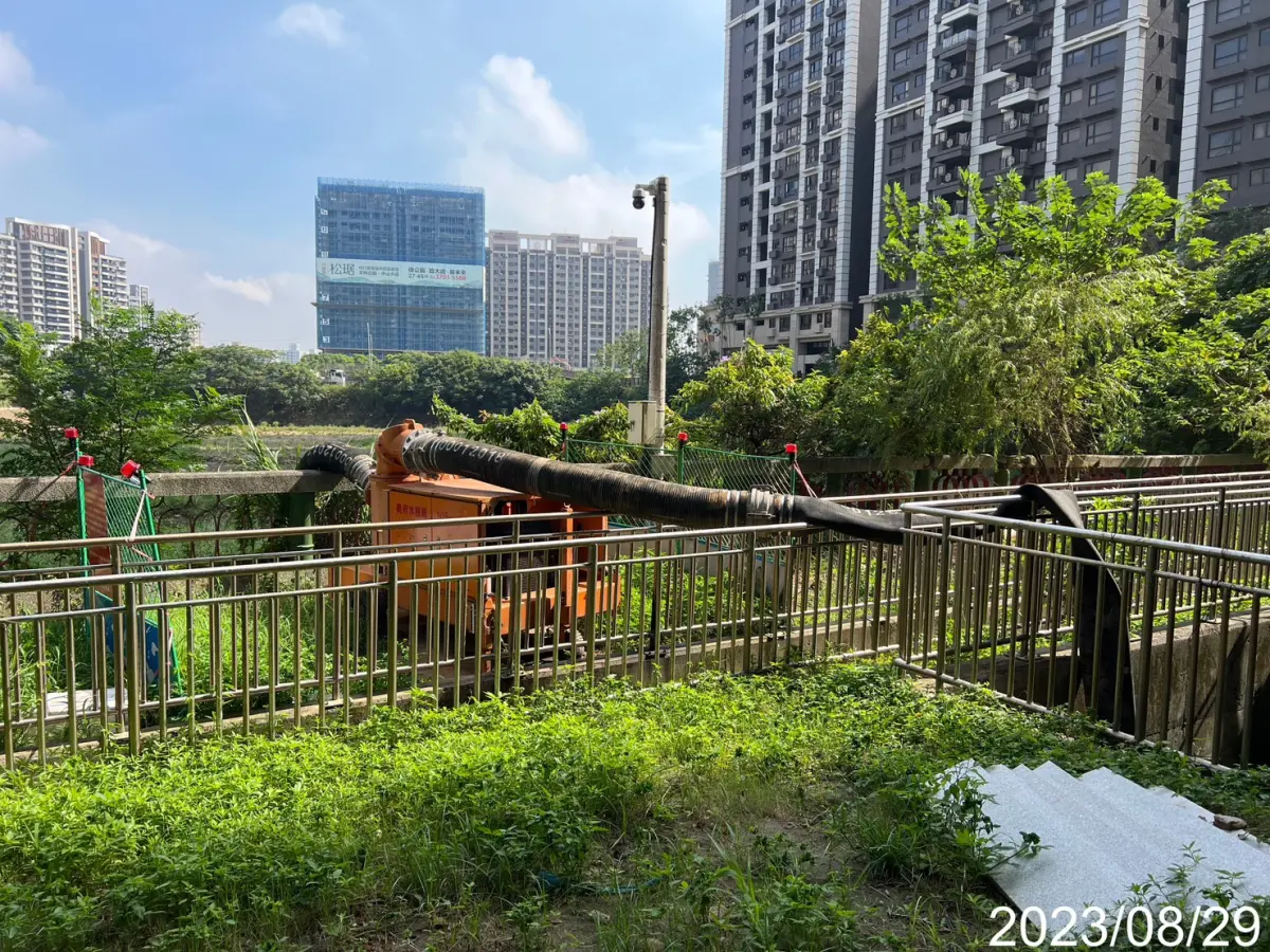 ▲因應蘇拉颱風來襲，桃園市公滯一滯洪池預佈抽水機。（圖／桃園市水務局提供）