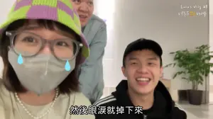 ▲Lulu經紀人(右)要求上廁所,但要先「脫光檢查」,讓他相當震驚,最後出來看見Lulu(左)還忍不住哭了。(圖/翻攝Lulu YT) ▲Lulu經紀人(右)要求上廁所,但要先「脫光檢查」,讓他相當震驚,最後出來看見Lulu(左)還忍不住哭了。(圖/翻攝Lulu YT)