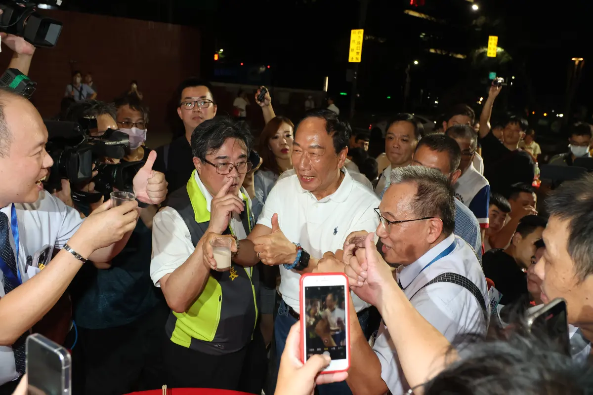 ▲郭台銘今晚間出席台北市計程車工會普渡餐會，大批支持者熱情衝上前握手互動頻喊凍蒜；郭致詞時也強調，他出來是為了台灣2300萬人，一毛錢都不要。（圖／記者葉政勳攝，2023.08.29）