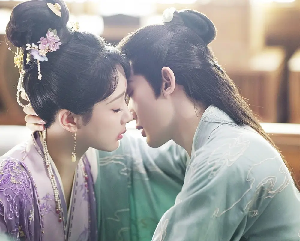 ▲《長相思》檀健次（右）說楊紫特別怕癢，好幾場咬脖子或貼耳邊説情話的親密戲都忍不了。（圖／iQIYI國際站提供）