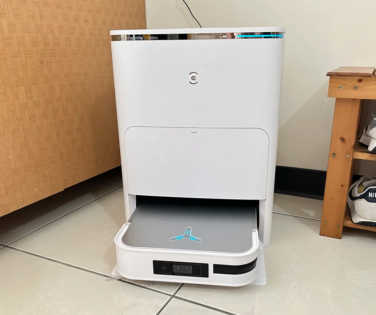 ▲開箱科沃斯最新旗艦級掃拖機器人DEEBOT X2 OMNI，方正外型是一大特色，實際體驗，功能完整且清潔力佳，旗艦級規格，售價上也是旗艦售價，建議售價將近5萬，早鳥價為3萬4388元，相對便宜許多。（圖／周淑萍攝）