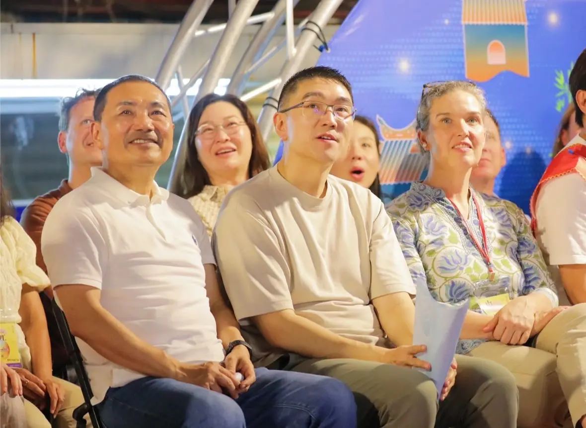 ▲鷄籠中元祭遊行踩街放水燈，謝國樑合體侯友宜體驗百年民俗文化。（圖 ／基隆市政府提供）