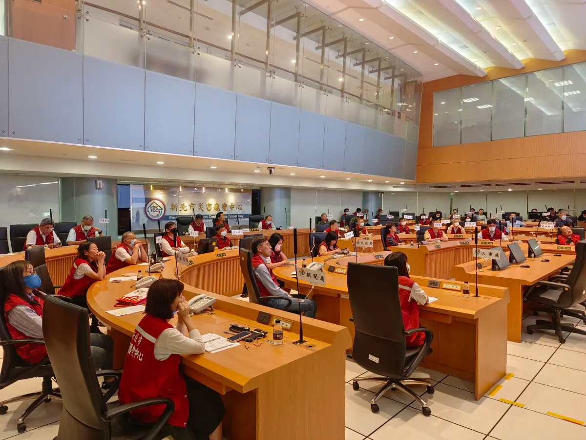 ▲因應中颱蘇拉外圍環流影響，新北市政府召開防颱整備會議因應。（圖 ／新北市政府消防局提供）