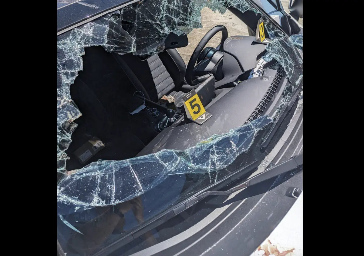 ▲涂志浩愛車遭砸，警方在案發後24小時逮補犯案男子，他聲稱自己和女友吵架，酒醉後才會砸車、偷錢，全案依毀損、加重竊盜罪移請新北地方檢察署偵辦。（圖／翻攝涂志浩臉書）