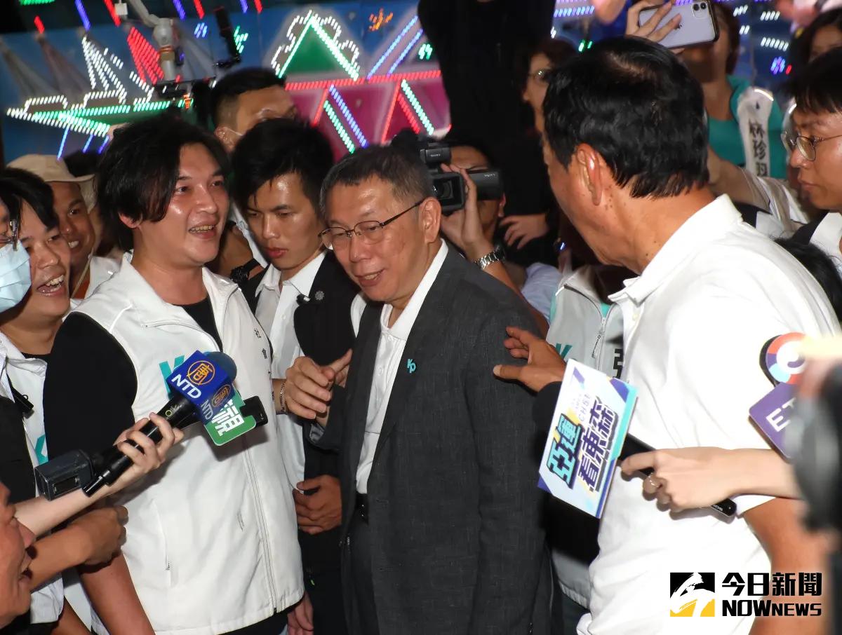 ▲柯文哲北市計程車普渡餐會與郭台銘同框，但柯僅與郭簡短握手後旋即快步離場，並未喝郭準備的飲料。（圖／記者陳明中攝，2023.08.29）