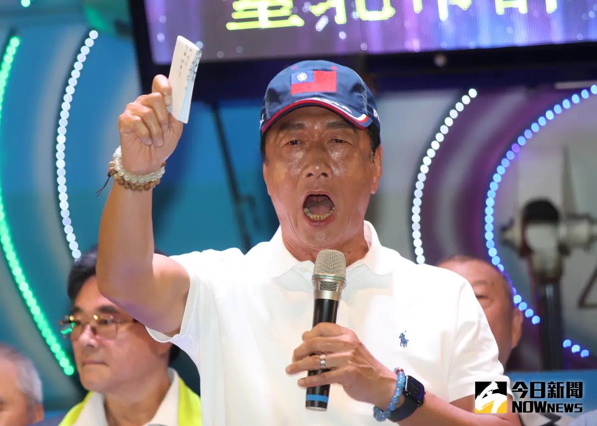 ▲郭台銘正式宣布獨立參選後，「非綠陣營」出現三位總統參選人。圖為郭台銘出席參加台北市計程車工會普渡餐會資料照片。（圖／記者陳明中攝，2023.08.29）